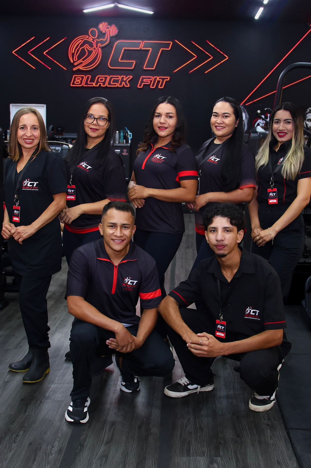 Equipe do turno da noite da CT Black Fit